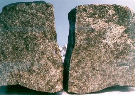 Pohled na rozlomený vnitek meteoritu Nakhla na snímku z roku 1998.