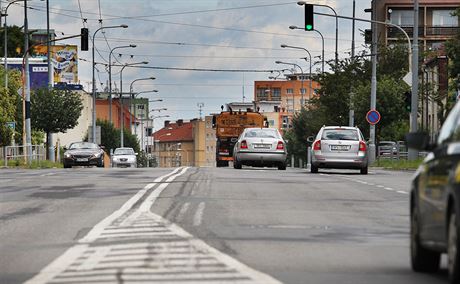 Dlouhou ulici v Plzni eká kompletní pestavba. (28. ervna 2016)
