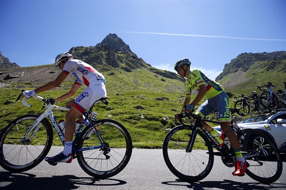 Cyklist Thibaut Pinot (vlevo) a Rafal Majka (vpravo) bhem osm etapy Tour de...