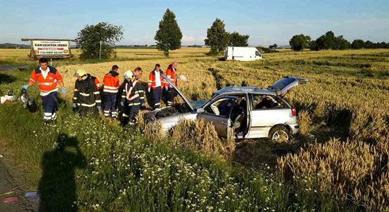 Následkem tragické sráky automobilu s dodávkou u Tvaroné zemely ena a dv...