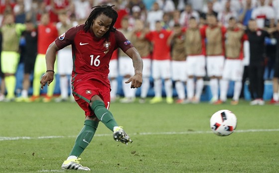 Portugalský talent Renato Sánches stílí gól v penaltovém rozstelu ve...