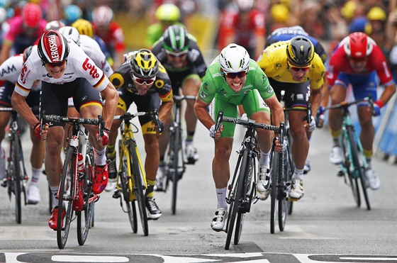 Mark Cavendish (v zeleném) ve spurtu tetí etapy Tour de France poráí Andrého...