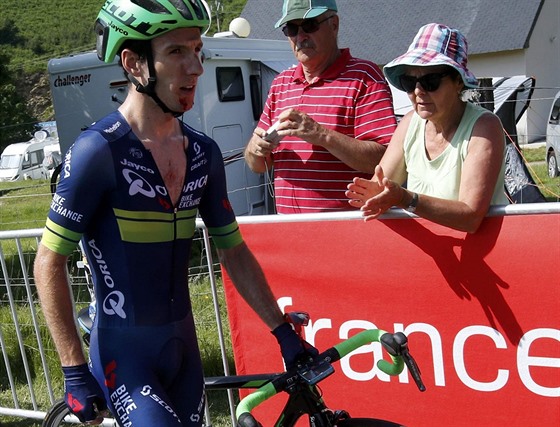 PO ÚRAZU. Adam Yates se bhem Tour de France utrpl kuriózní zranní. Do cíle...