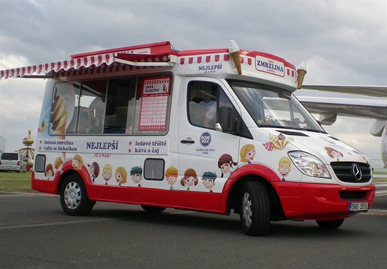 Zmrzlinové auto znaky eská zmrzlina z Opona, které je moné vidt na poutích a dalích akcích v esku