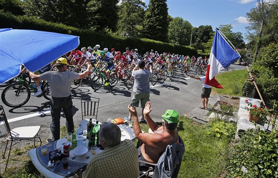 U STOLU HOJNOSTI. Fanouci fand cyklistm bhem pt etapy Tour de France.