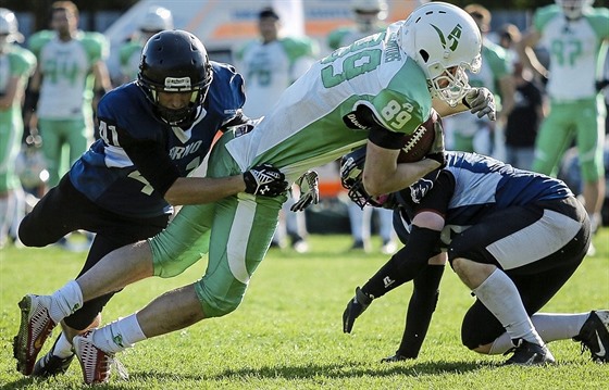 Obrana Pitbulls v brnnském derby zastavuje útoníka Alligators s míem.