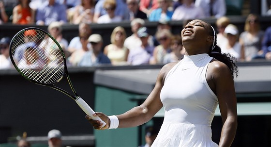 Americká tenistka Serena Williamsová si zahraje o sedmý titul ve Wimbledonu.