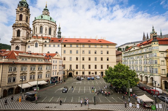 Od 1. ervence zaal zákaz parkování pod kostelem sv. Mikuláe na Malostranském...