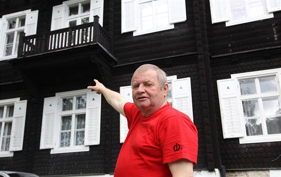 Pamtník Ludvík Janíek ukazuje na balkon, ze kterého skákal ve filmu S tebou...