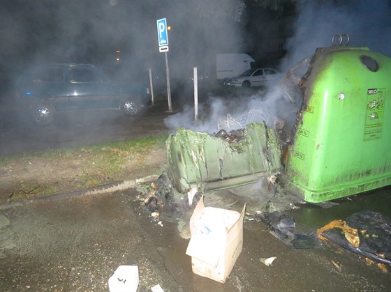 Neznámý há zapálil v Havíov v noci ze stedy na tvrtek asi 15 popelnic.