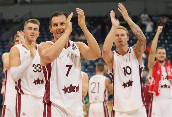 Lotytí basketbalisté se radují z výhry nad eskem.