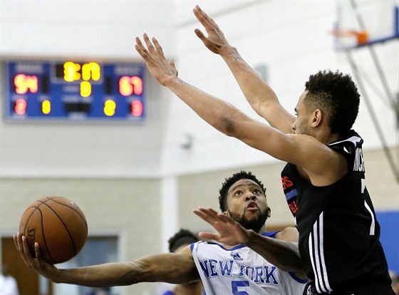 Summer League NBA: Chasson Randle (5) v dresu New Yorku se snaí obelstít...