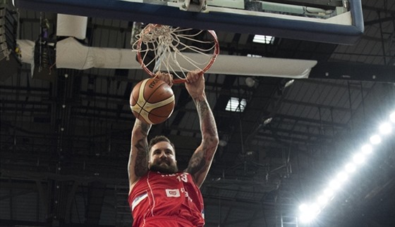 Srbský pivot Miroslav Raduljica smeuje do koe Angoly