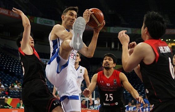 eský basketbalista Jií Welsch obklopený japonskou obranou