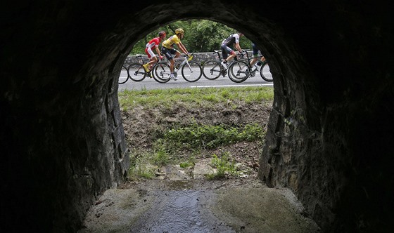 Skupina uprchlík se lutým Gregem van Avermaetem míí do cíle sedmé etapy Tour...