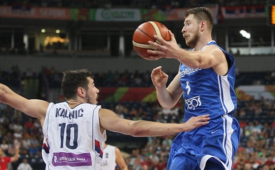 eský basketbalista Patrik Auda si vyskoil nad srbské kídlo Nikolu Kalinie.
