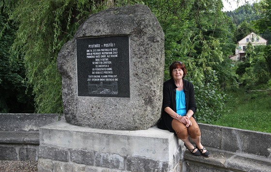Kronikáka Dana Nývltová u památníku obtem po protrení pehrady na Bílé Desné.