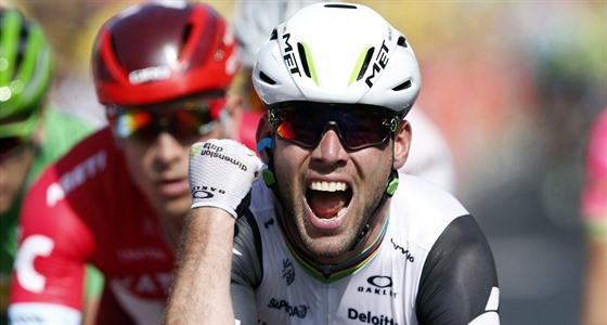 Mark Cavendish triumfáln dojídí do cíle 6. etapy Tour de France.