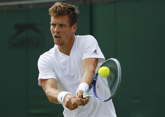 Tomá Berdych bojuje ve druhém kole Wimbledonu proti nmeckému tenistovi...