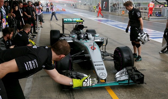 Nico Rosberg pi zastávce v boxech v tréninku na Velkou cenu Rakouska.