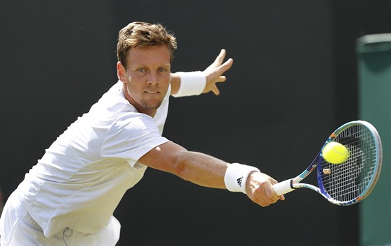 Tenista Tomá Berdych bojuje ve druhém kole Wimbledonu proti Nmci Benjaminu...