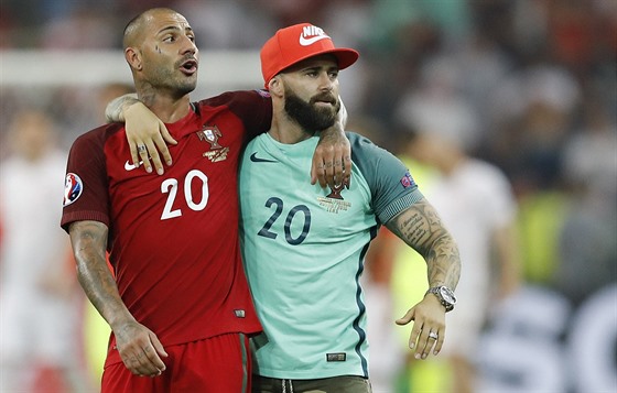 NOVÝ HRDINA. Portugalský stelec Ricardo Quaresma (vlevo) slaví postup do...