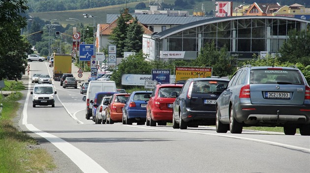 Kvli stavebním úpravám kiovatky u Porákova mostu se ped eským Krumlovem...