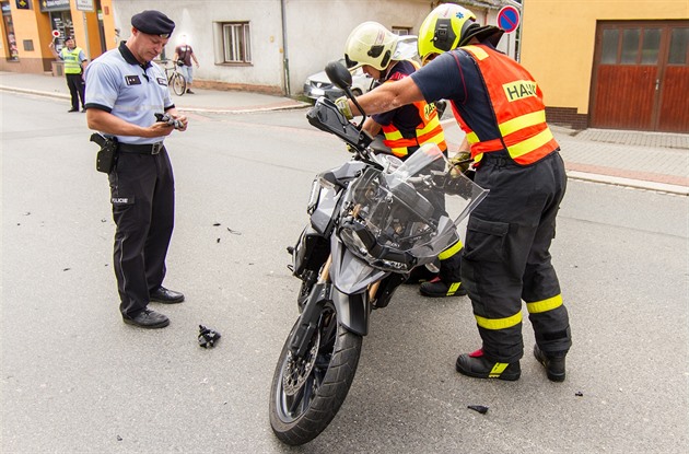 Hasii a policista pi likvidaci nehody v Bílovci na Novojiínsku. (3. ervence...