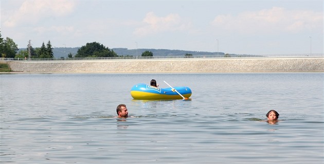 Pohled na rekreanty na Plumlovské pehrad.