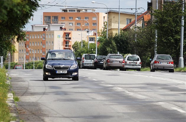 Dlouhou ulici v Plzni eká kompletní pestavba. (28. ervna 2016)