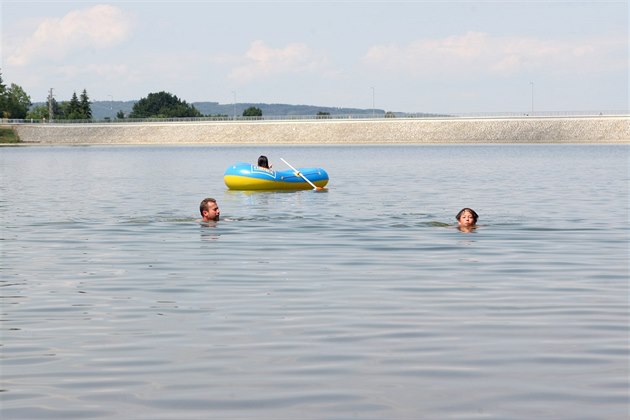 Pohled na rekreanty na Plumlovské pehrad.