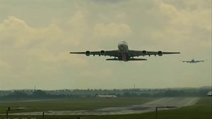 Odlet A380 a pílet Boeingu 747 v jednom okamiku