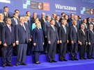 Prezident Milo Zeman (vlevo) bhem vodnho ceremonilu summitu NATO ve Varav