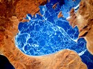 Zmrzlé jezero v Himálaji, vyfocené 500mm ohniskem z ISS Zmrzlé jezero v Himálaji, vyfocené 500mm ohniskem z ISS