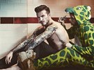 Kromě módní návrhářky si vystřelil také z jejího manžela, fotbalisty Davida... Kromě módní návrhářky si vystřelil také z jejího manžela, fotbalisty Davida...