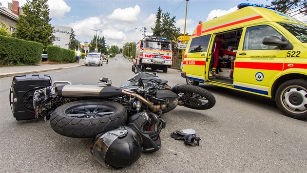 Nehoda motocyklu s automobilem se stala na Dukelské ulici v Bílovci na... Nehoda motocyklu s automobilem se stala na Dukelské ulici v Bílovci na...