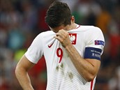 ZKLAMAN KAPITN. Robert Lewandowski po zpase, kter ukonil polskou cestu...