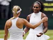 Finalistky Wimbledonu Angelique Kerberov (zdy) a Serena Williamsov.
