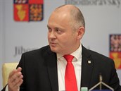 Hejtman Michal Hašek novinářům rozdal slibovaný audit ohledně letiště. Ne však... Hejtman Michal Hašek novinářům rozdal slibovaný audit ohledně letiště. Ne však...