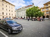 Od 1. ervence zaal zákaz parkování pod kostelem sv. Mikuláe na Malostranském...