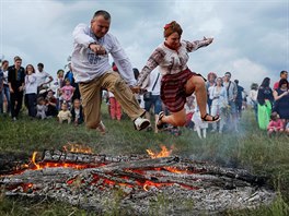 HOP. Kupadelné svátky v Kyjev. Ukrajinci bhem oslav letního slunovratu skáou...