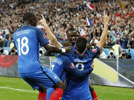 Francouzt fotbalist oslavuj trefu Oliviera Girouda.
