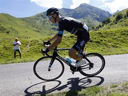 Loský vítz Tour de France Chris Froome pi sjezdu bhem osmé etapy letoního...