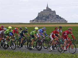 Cyklist v vodn etap Tour de France projdj okolo plivovho ostrovu...