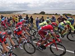 TOUR ZAALA. Cyklist v prvn etap Tour de France. Zcela vpravo jede v dresu...