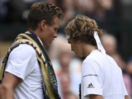 Tom Berdych (vlevo) a Alexander Zverev ve vzjemnm utkn ve Wimbledonu