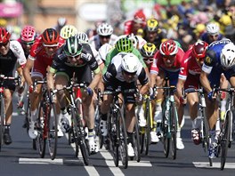 Mark Cavendish (uprosted) tsn ped cílem 6. etapy Tour de France.
