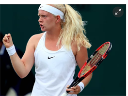 Britsk tenistka Francesca Jonesov hraje na juniorskm Wimbledonu, pestoe m...