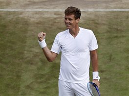 SEMIFINLE. Tom Berdych se raduje z vtzstv nad Lucase Pouillem.