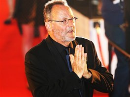 Jean Reno na erveném koberci cestou do velkého sálu hotelu Thermal (4....